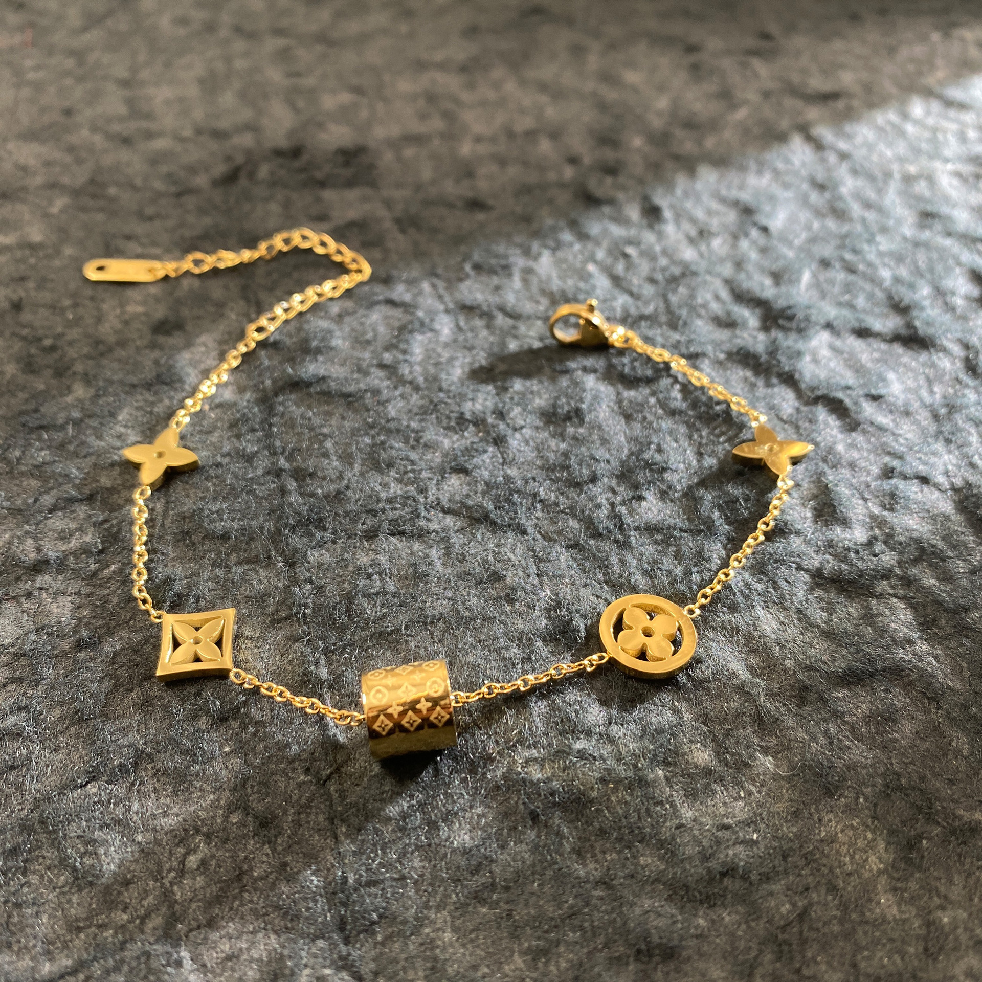 18K titanium Clover flower Chain bracelet Designer Bracelets stainless Elegant Gold plated Designer Jewelry adjustable retro wristband Gift