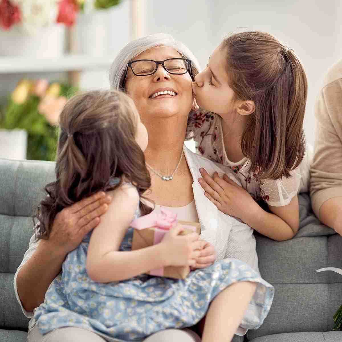 Sereney Three Generations Necklace as Birthday Gifts for Grandma 3 Circles Grandmother Granddaughter Mother Jewelry for Mom 3 Sterling Silver Necklace