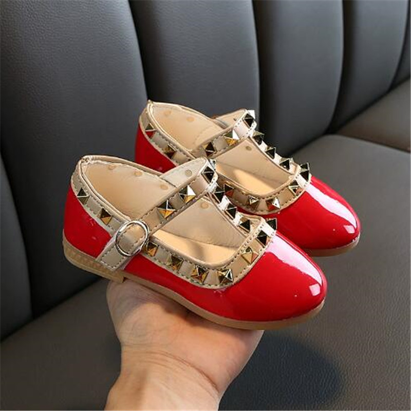 Kids Sandal Summer Girl's Pointed Flat Shoes New Girls Sandals Rivets Wild Baotou Children Shoes Fashion Princess Beach Shoe
