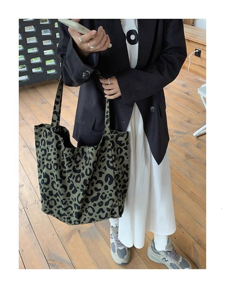 2025 autumn new personalized Korean style niche design fashionable leopard print casual outdoor handbag large capacity bag canvas bag designer shoulde