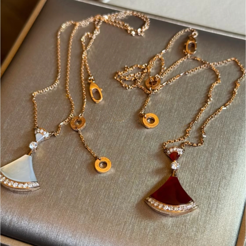 Luxurious fan-shaped pendant necklace High-quality jewelry necklace Jade fan-shaped accessory Wedding jewelry