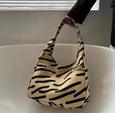 2025 autumn new small dog shoulder bag, niche minimalist style, large capacity canvas bag bag, student commuting handbag, casual outdoor designer shou