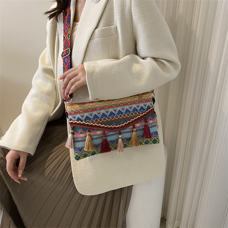 2025 autumn new artistic ethnic style fashionable niche tassel bag single shoulder handbag retro commuting fashion crossbody bag designer canvas bag