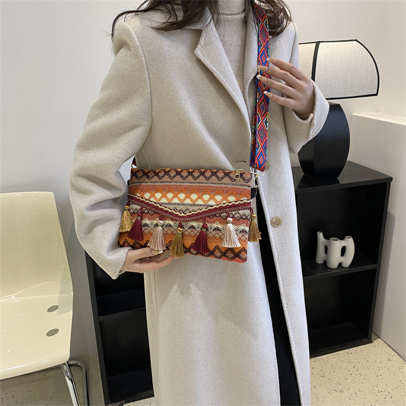 2025 autumn new artistic ethnic style fashionable niche tassel bag single shoulder handbag retro commuting fashion crossbody bag designer canvas bag