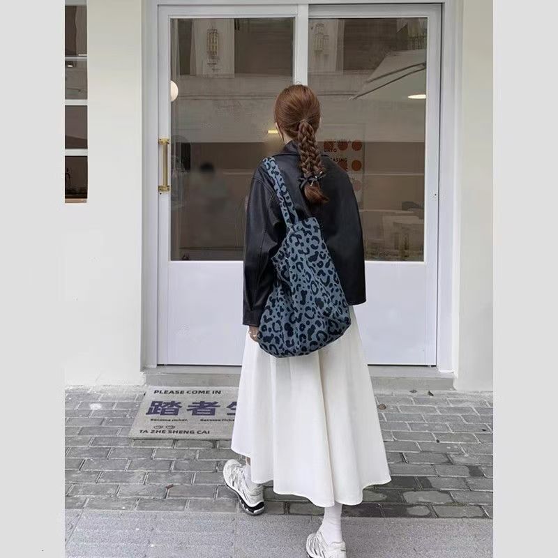 2025 autumn new personalized Korean style niche design fashionable leopard print casual outdoor handbag large capacity bag canvas bag designer shoulde