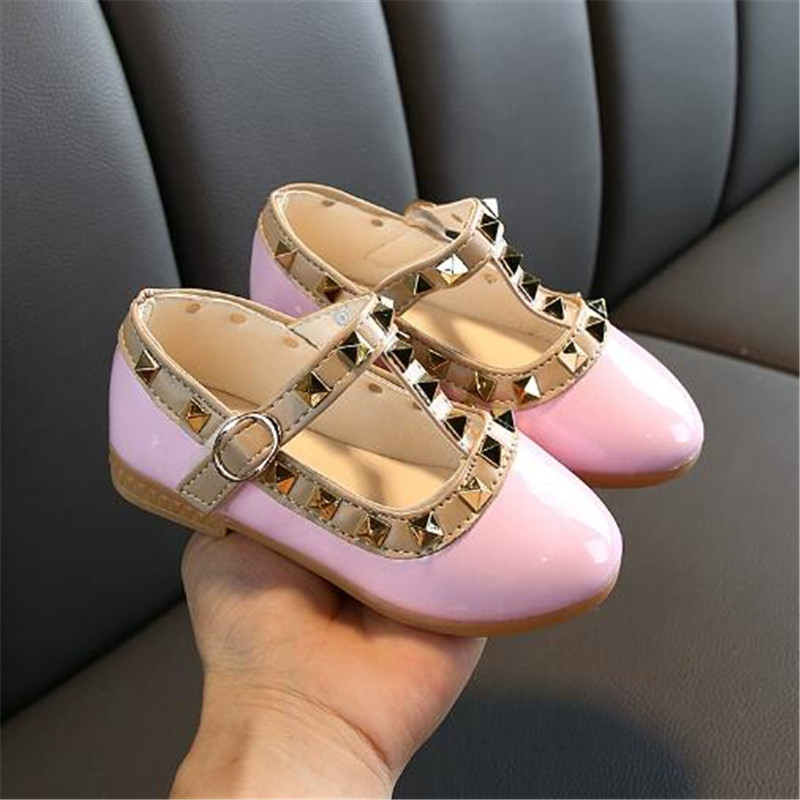 Kids Sandal Summer Girl's Pointed Flat Shoes New Girls Sandals Rivets Wild Baotou Children Shoes Fashion Princess Beach Shoe