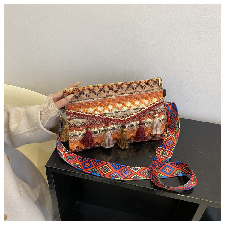 2025 autumn new artistic ethnic style fashionable niche tassel bag single shoulder handbag retro commuting fashion crossbody bag designer canvas bag