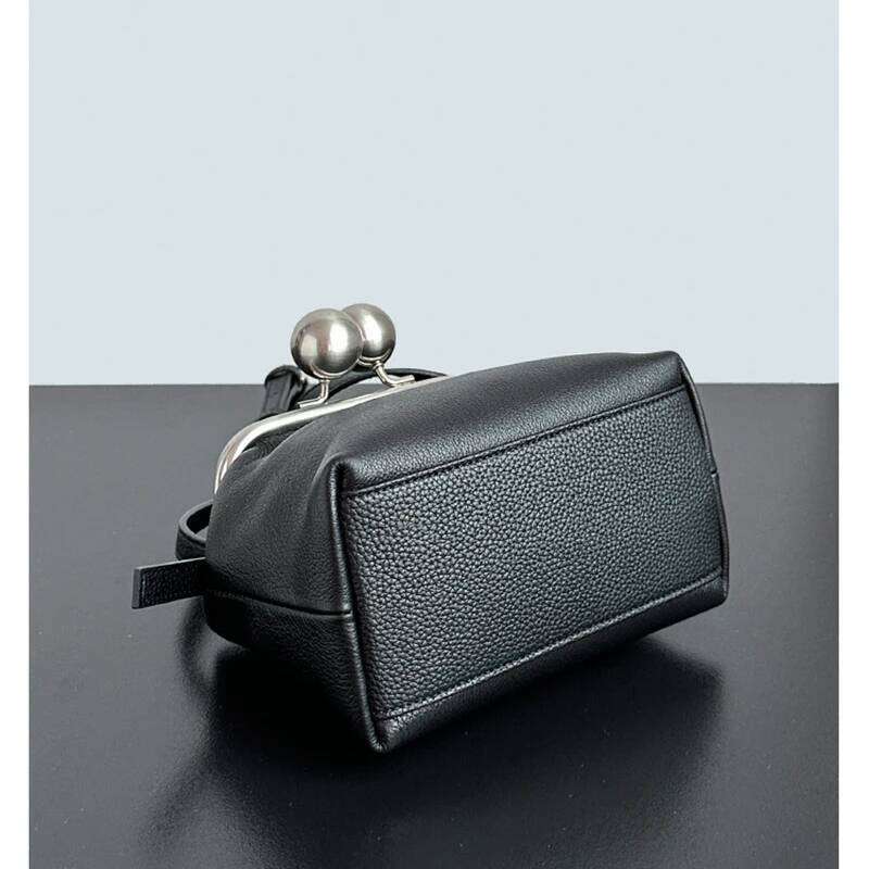 Cowhide Gold 2025 New Niche Design Japanese Vintage Leather Clip Fashionable Women's Mini One-Shoulder Crossbody Bag