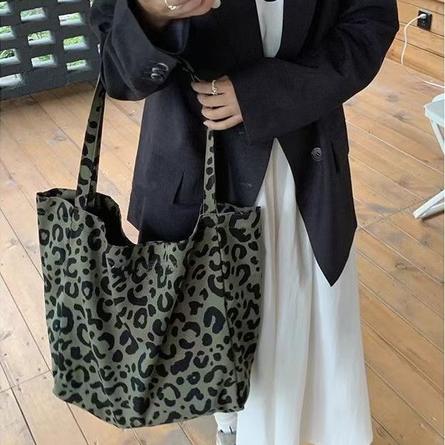 2025 autumn new personalized Korean style niche design fashionable leopard print casual outdoor handbag large capacity bag canvas bag designer shoulde
