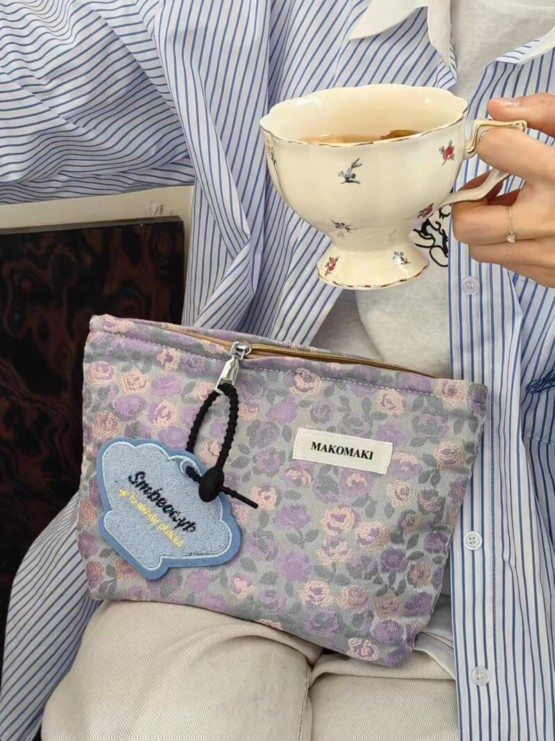 2025 autumn new purple grape light luxury makeup bag niche design outdoor elegant toiletries lightweight skincare bag storage bag designer handbag