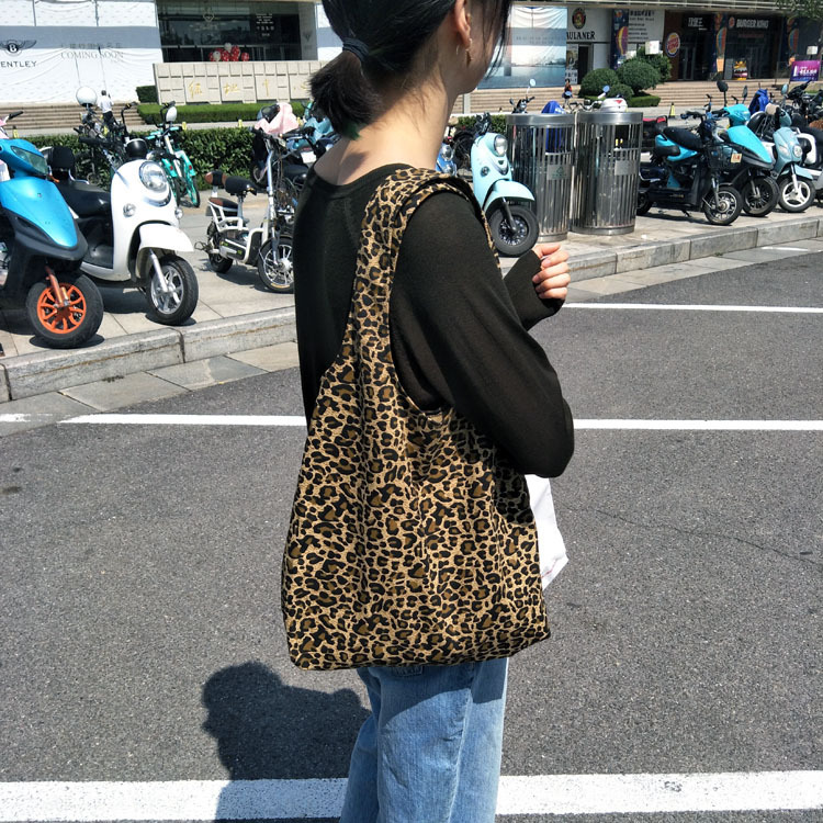 2025 autumn new leopard print simple niche women's fashion leopard print cloth bag Korean casual fashion student shoulder bag designer bag canvas