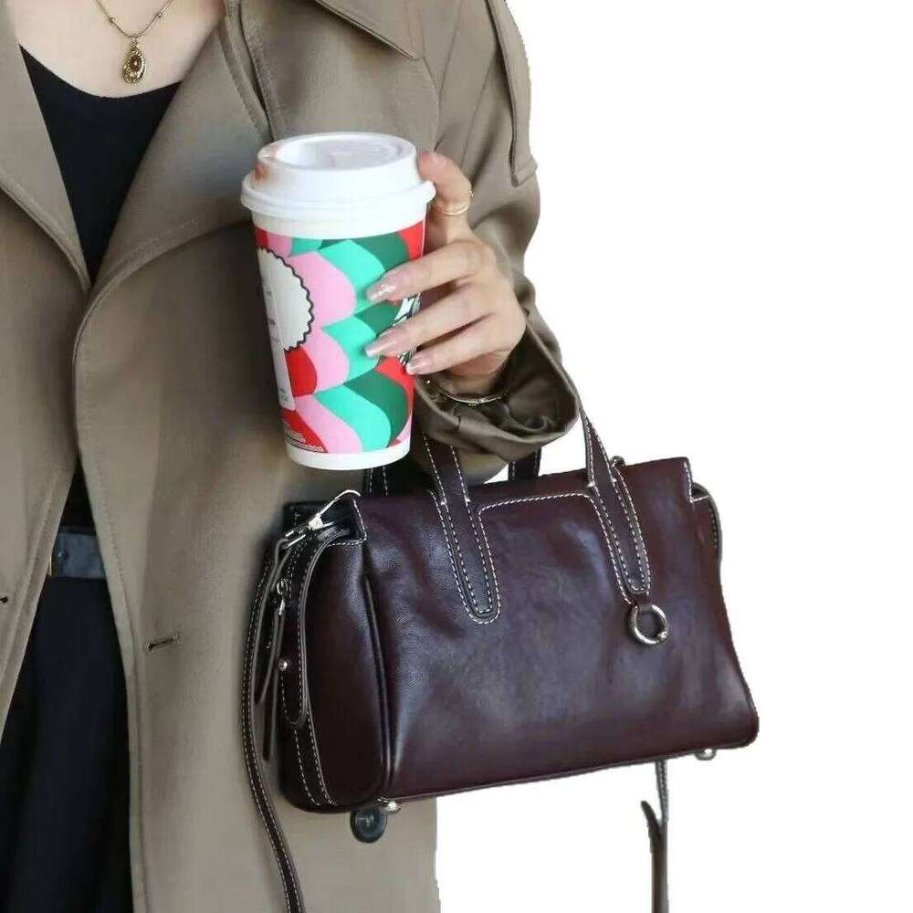 Vintage High-End Feel Cow Leather Women's Shoulder Bag New Large Capacity Commuter Handbag Neutral Simple Style Zipper Ope
