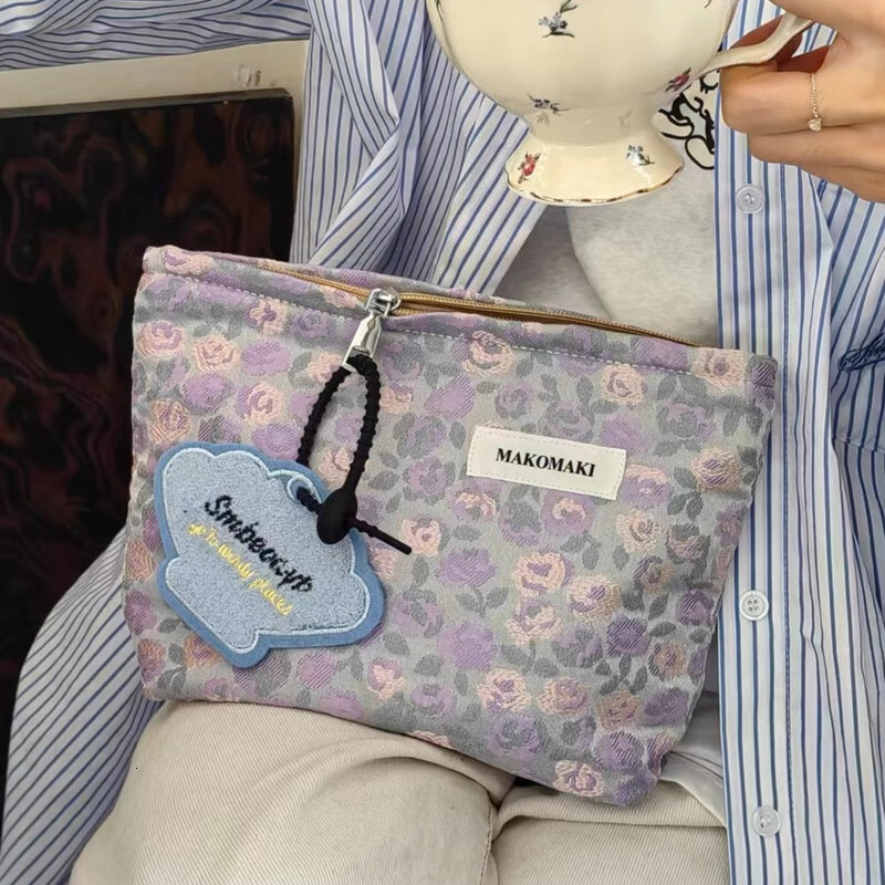 2025 autumn new purple grape light luxury makeup bag niche design outdoor elegant toiletries lightweight skincare bag storage bag designer handbag