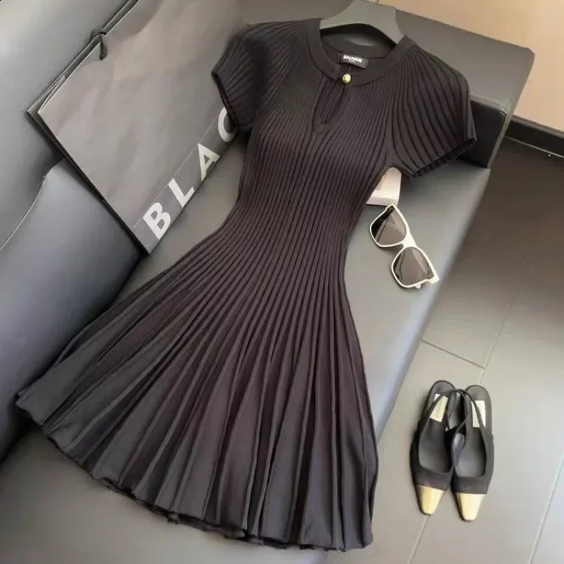 Black Knitted Slimming Waist Dress Fashionable Elegant Goddess Style Mini Skirt Short Sleeve round Neckline Arrival 2025 250828