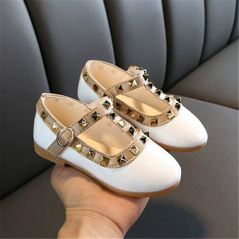 Kids Sandal Summer Girl's Pointed Flat Shoes New Girls Sandals Rivets Wild Baotou Children Shoes Fashion Princess Beach Shoe