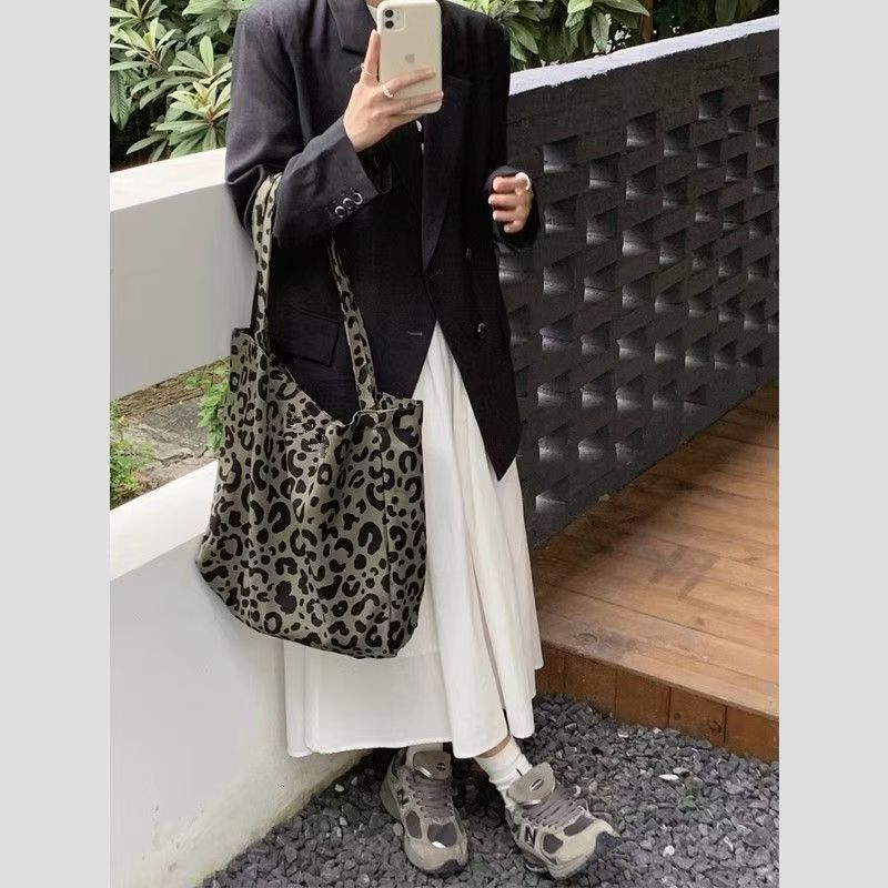 2025 autumn new personalized Korean style niche design fashionable leopard print casual outdoor handbag large capacity bag canvas bag designer shoulde
