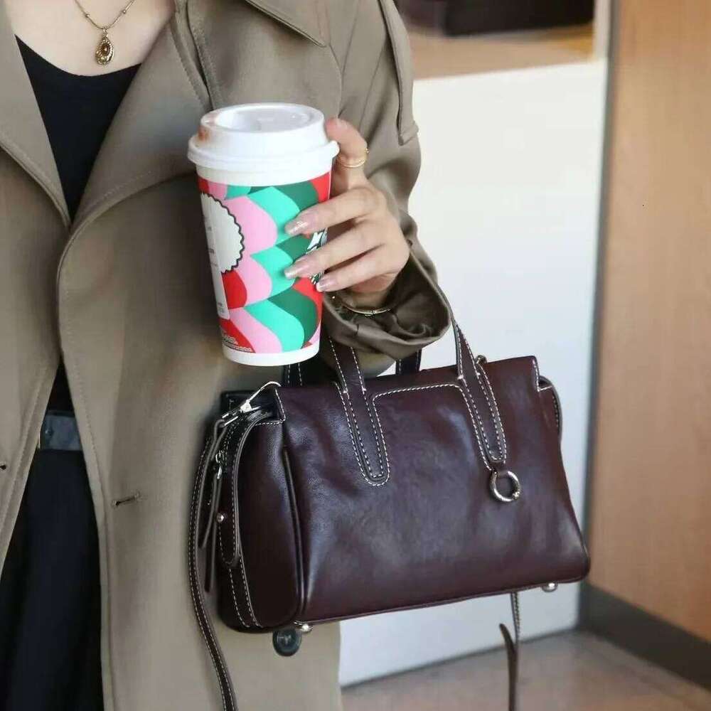 Vintage High-End Feel Cow Leather Women's Shoulder Bag New Large Capacity Commuter Handbag Neutral Simple Style Zipper Ope