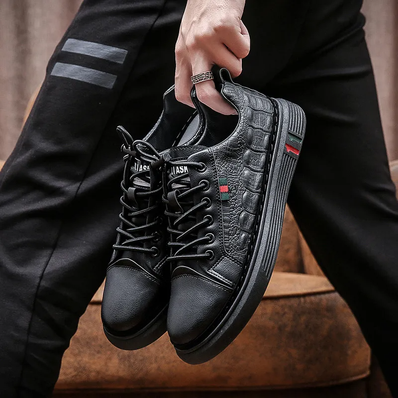 Casual Leather Men's British Style Designer Shoes Elastic Band Outdoor Moccasins Sneakers Loafers Men shoes