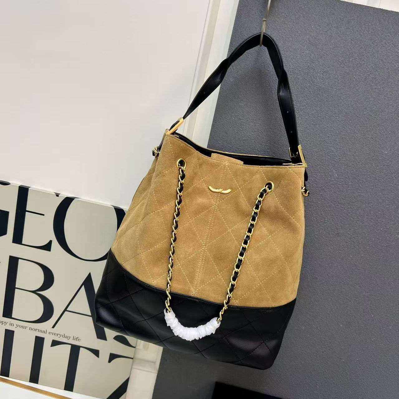 25A Suede Designer Ladies drawstring bucket bag Matte Velvet patchwork leather drawstring bag exudes a sense of luxury with golden beads Diamond Lattice