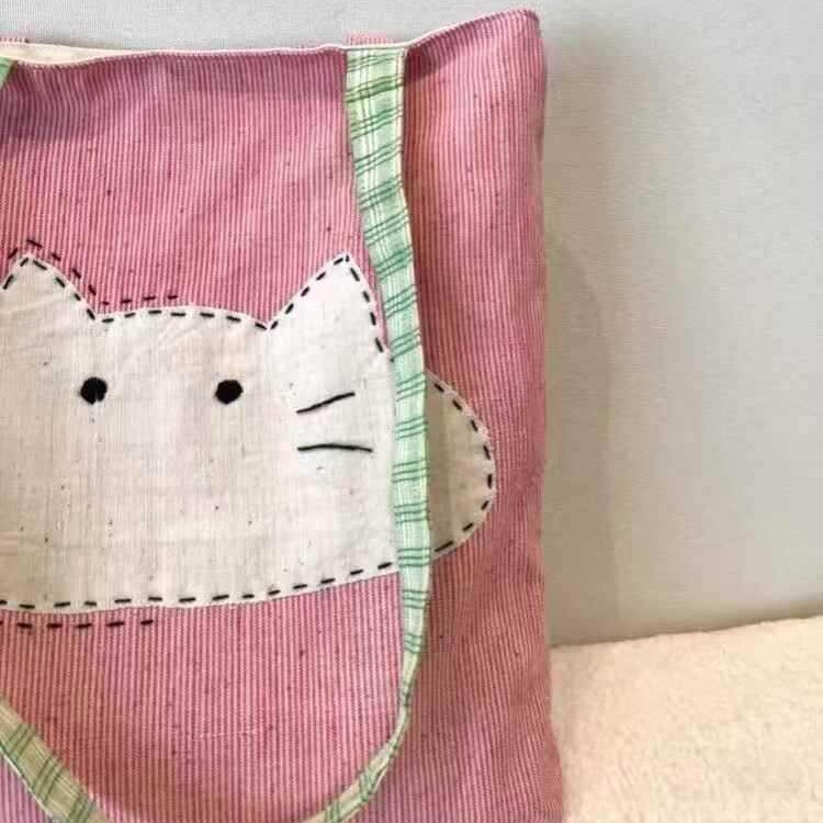2025 autumn new Japanese style shoulder bag lightweight, niche, simple canvas women's bag cute cartoon bag cat head pink shoulder bag designer ca