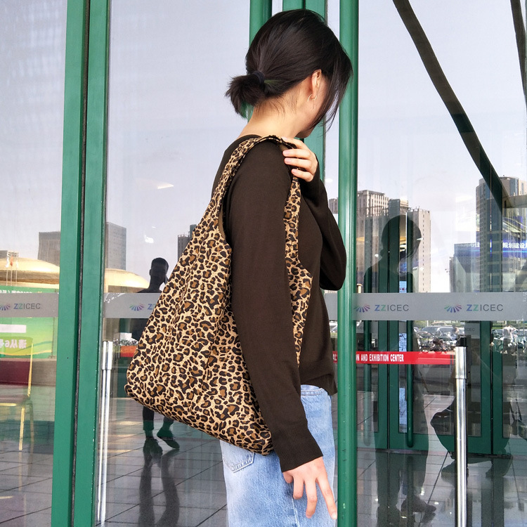 2025 autumn new leopard print simple niche women's fashion leopard print cloth bag Korean casual fashion student shoulder bag designer bag canvas