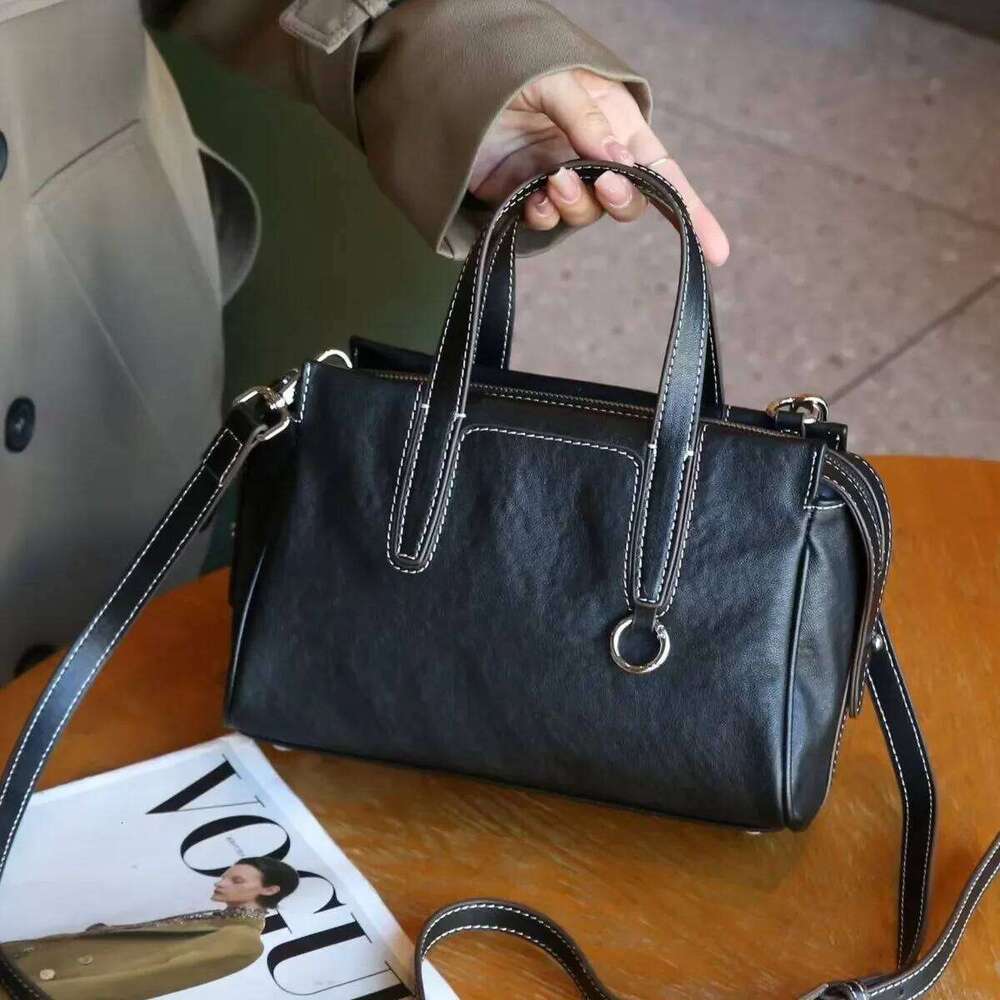Vintage High-End Feel Cow Leather Women's Shoulder Bag New Large Capacity Commuter Handbag Neutral Simple Style Zipper Ope