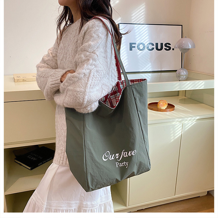 2025 autumn new Korean bag style double-sided usable handbag, simple, lightweight, niche, large capacity casual designer shoulder bag, women's ca