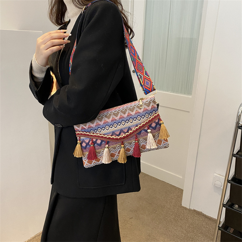 2025 autumn new artistic ethnic style fashionable niche tassel bag single shoulder handbag retro commuting fashion crossbody bag designer canvas bag