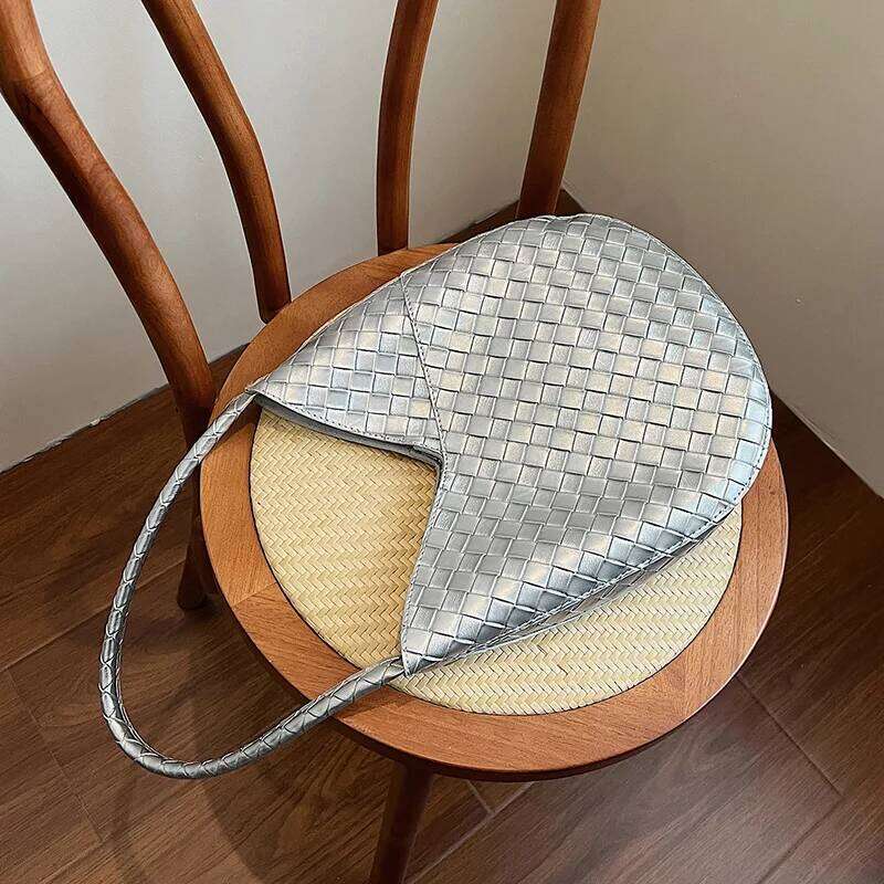 2025 Trendy Woven Shoulder Bag Womens Stylish Underarm Bucket Purse Versatile Commuter Handheld Tote For Daily Outings