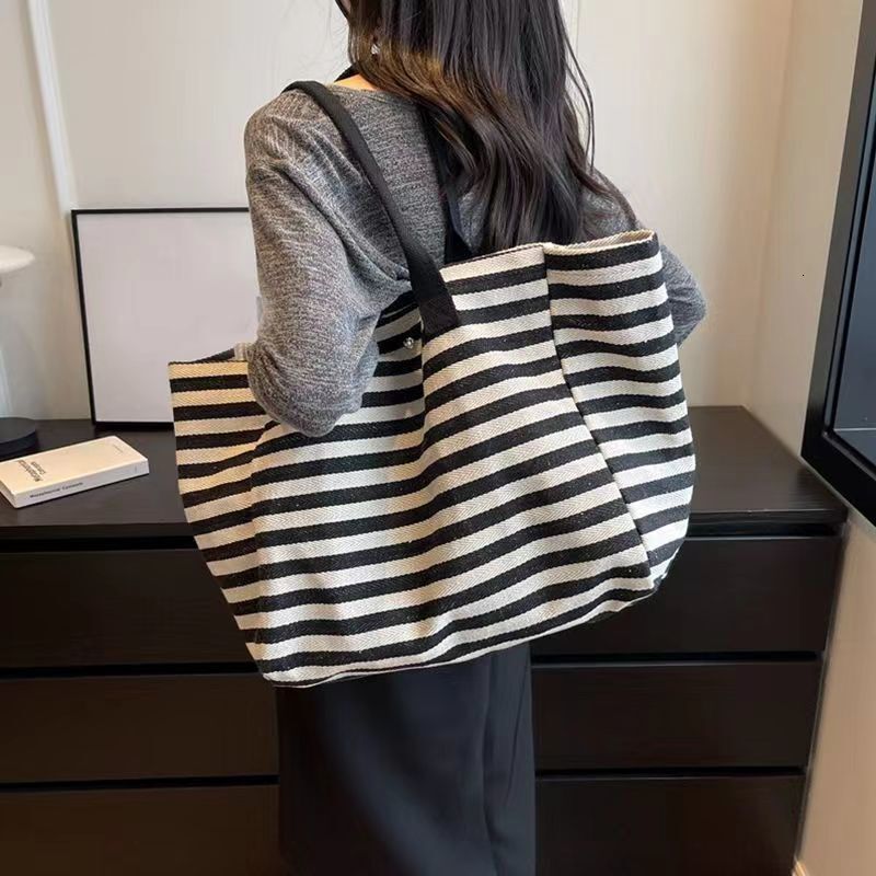 2025 autumn new canvas bag, fashionable commuting bag, simple and niche design, women's large bag capacity handbag, striped designer shoulder bag