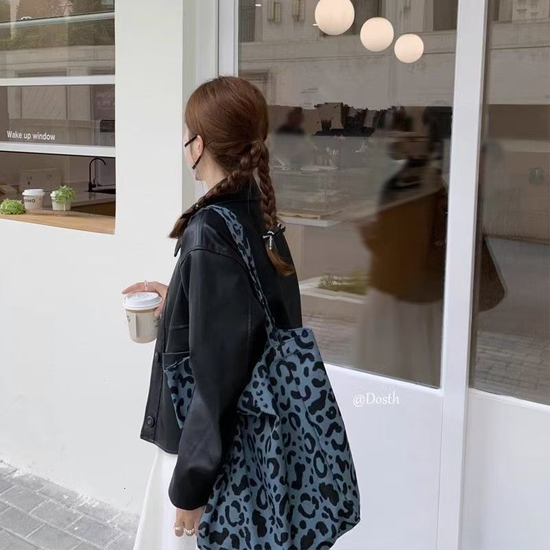2025 autumn new personalized Korean style niche design fashionable leopard print casual outdoor handbag large capacity bag canvas bag designer shoulde