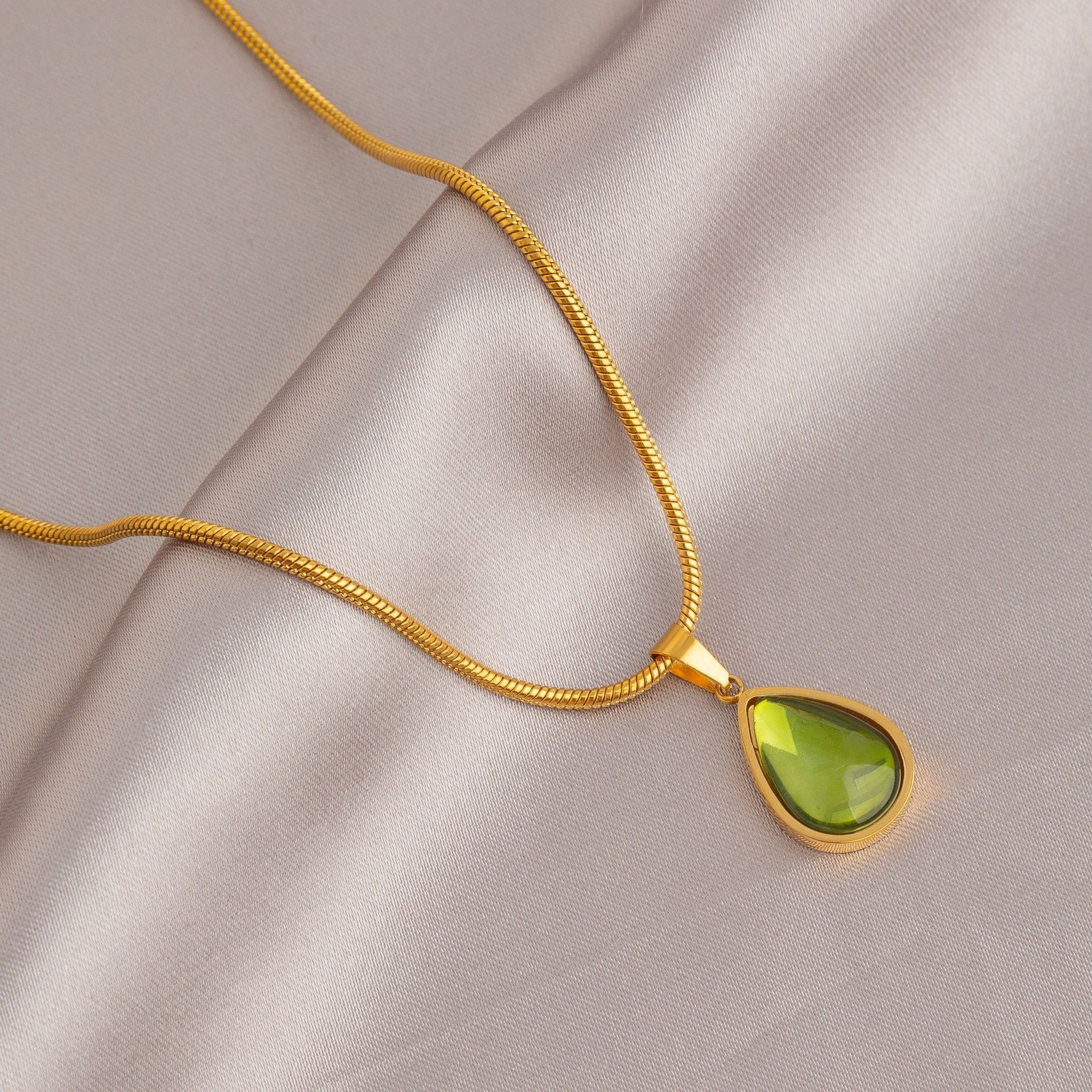 Womens Gold-Titanium Pendant Necklace with Durable Fade Resistance - Elegant Minimalistic Choker for Everyday Wear