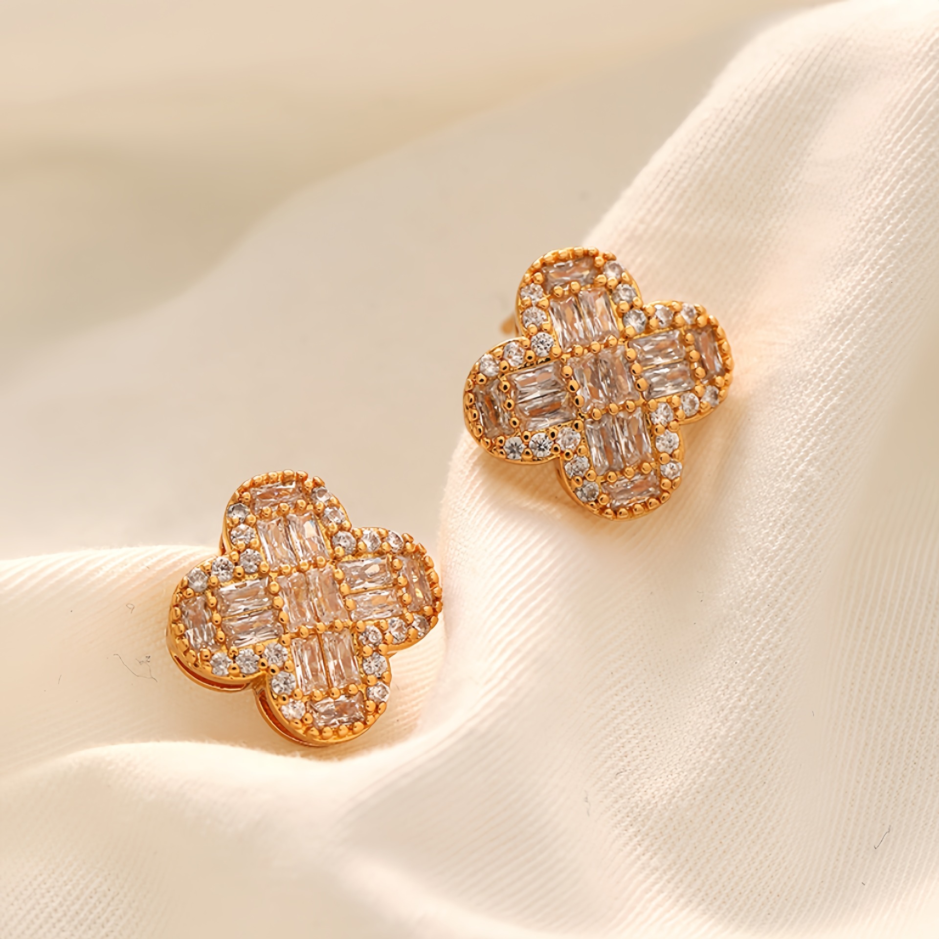 European And American Fashion Zircon Clover Earrings High-end Light Luxury Designer Free Shipping Niche Retro Exquisite Multifunctional Silver Needle 