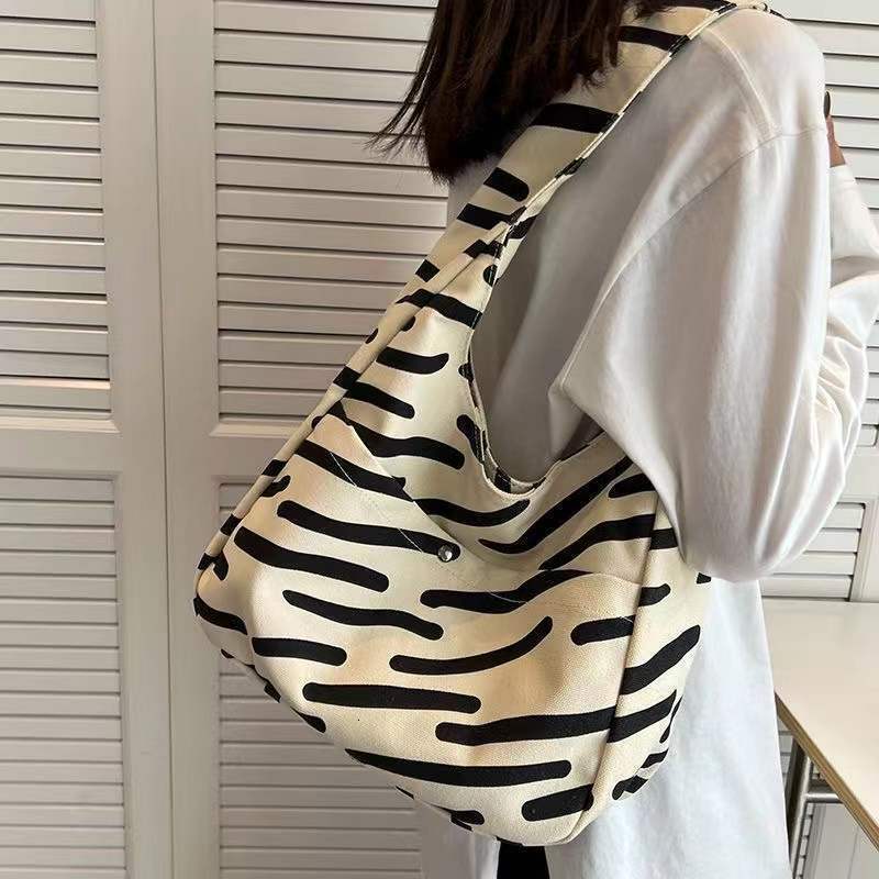 2025 autumn new small dog shoulder bag, niche minimalist style, large capacity canvas bag bag, student commuting handbag, casual outdoor designer shou