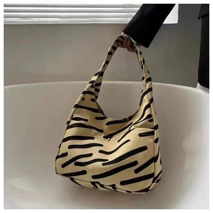 2025 autumn new small dog shoulder bag, niche minimalist style, large capacity canvas bag bag, student commuting handbag, casual outdoor designer shou