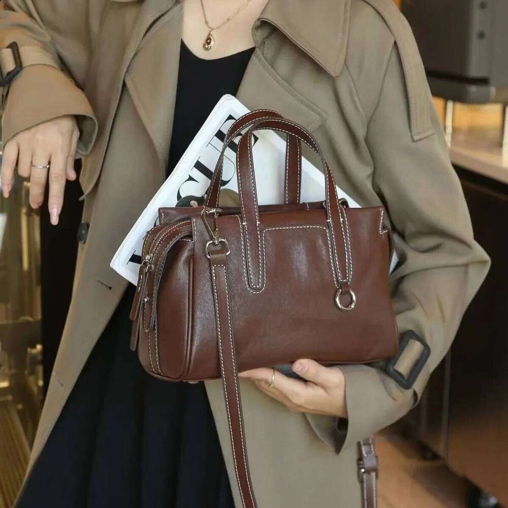 Vintage High-End Feel Cow Leather Women's Shoulder Bag New Large Capacity Commuter Handbag Neutral Simple Style Zipper Ope