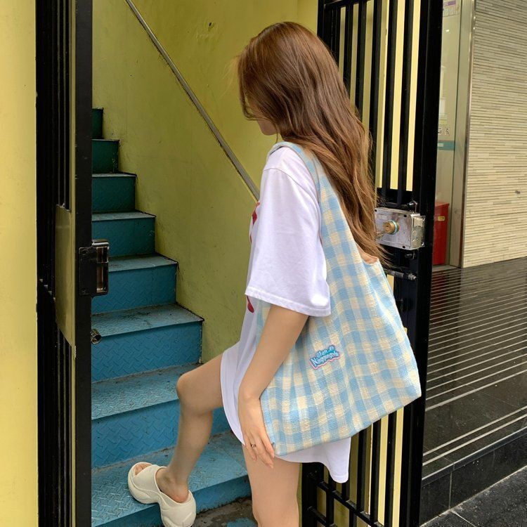 2025 autumn new casual grid simple niche lightweight female college student shoulder bag bag lightweight large capacity crossbody bag designer shoulde