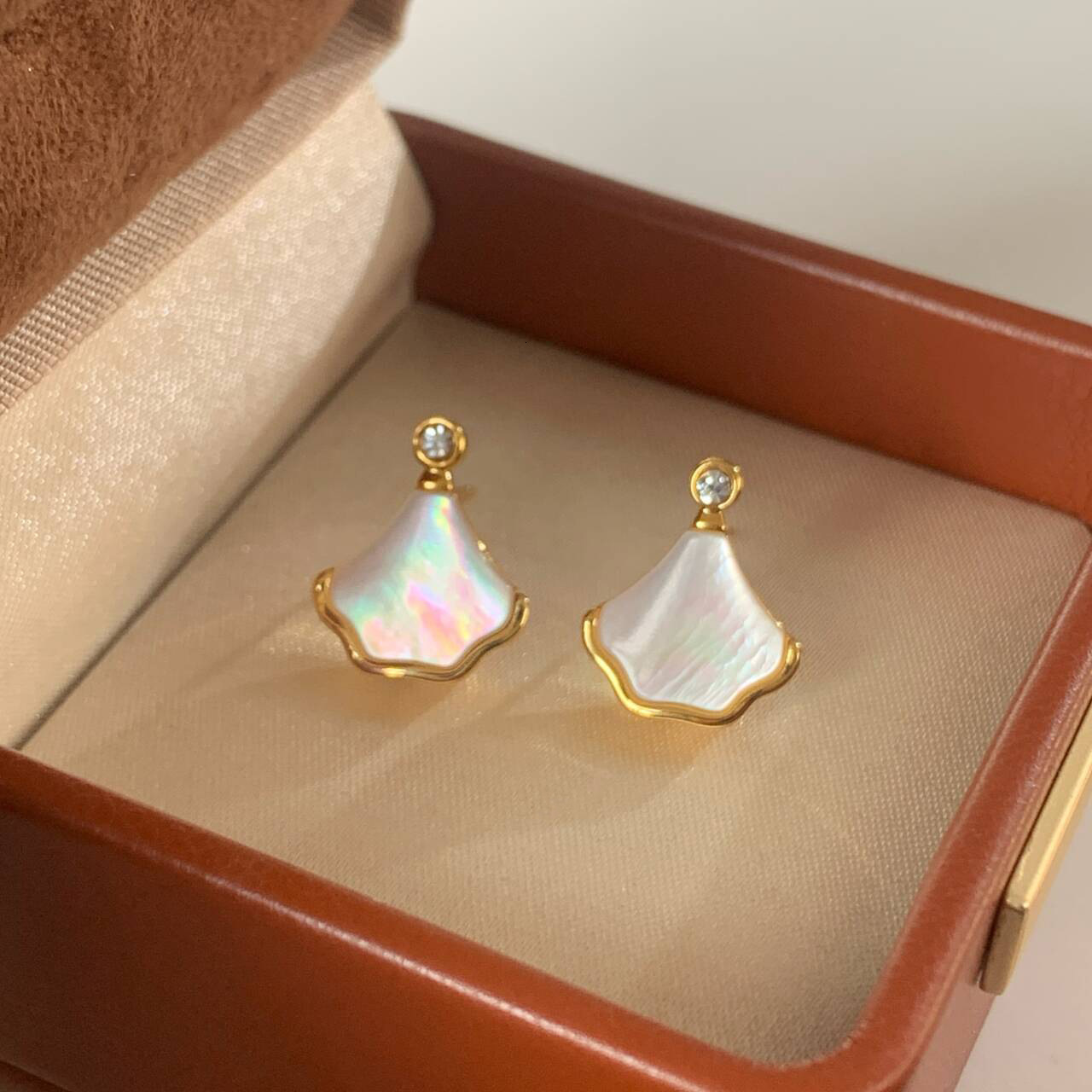 Luxury Brand Designer Jewelry Natural Shell Mini Skirt Earrings For Women S925 Sterling Silver Needle Light Luxury High-End Elegant Earrings Real Gold