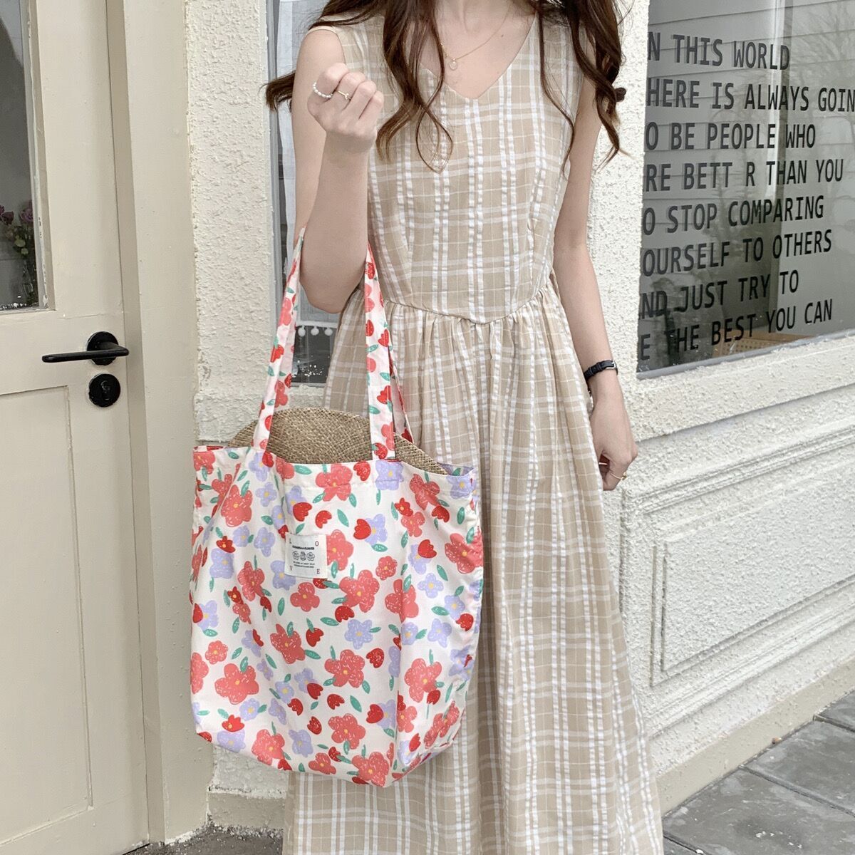 2025 autumn new floral tote bag with rose print, simple and niche bag design, canvas bag, vacation beach bag, Japanese art designer shoulder bag