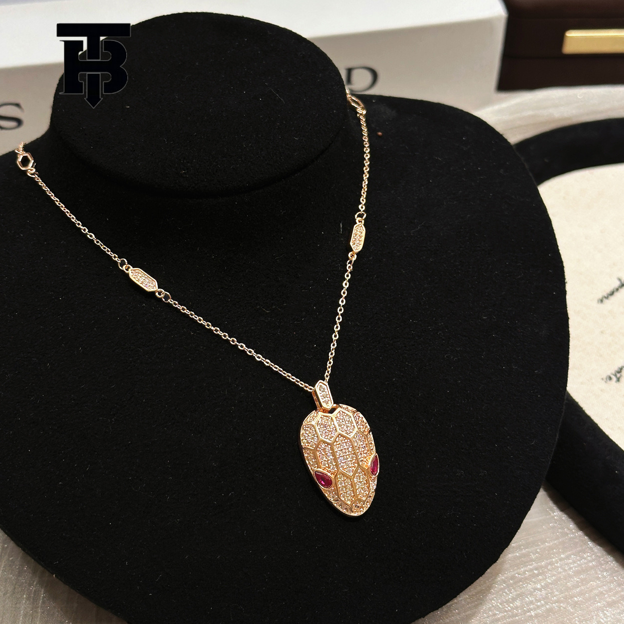 Free Shipping For New Designer Accessories Snake Head Necklace Unisex Light Luxury Personality Star Pendant Sweater Chain High Version