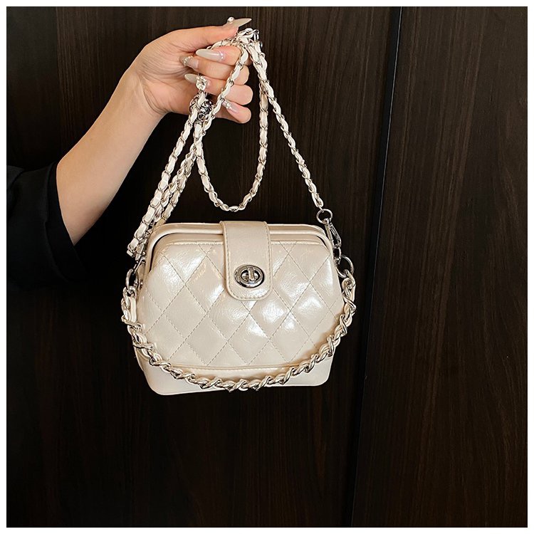 Ms. QiMeiGui's embroidered diamond-patterned small gold ball chain shoulder bag with a slanted crossbody strap and fashionable Korean-style flap 