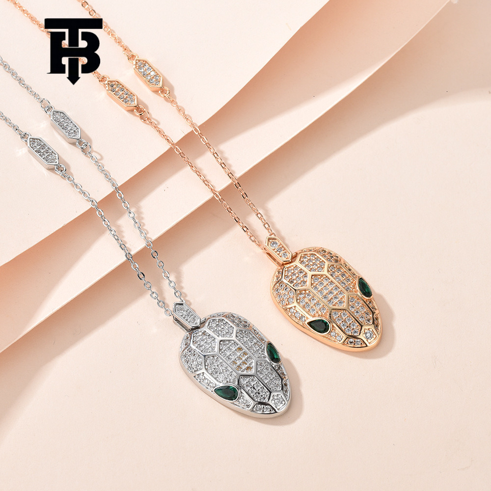 Free Shipping For New Designer Accessories Snake Head Necklace Unisex Light Luxury Personality Star Pendant Sweater Chain High Version