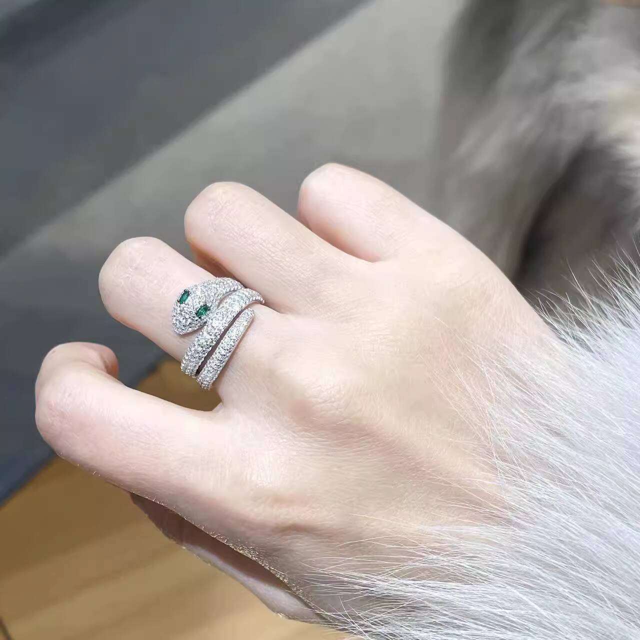 Designer Jewelry European And American S925 Sterling Silver Full Diamond Green Eye Pink Snake Shape High-End Index Finger Ring