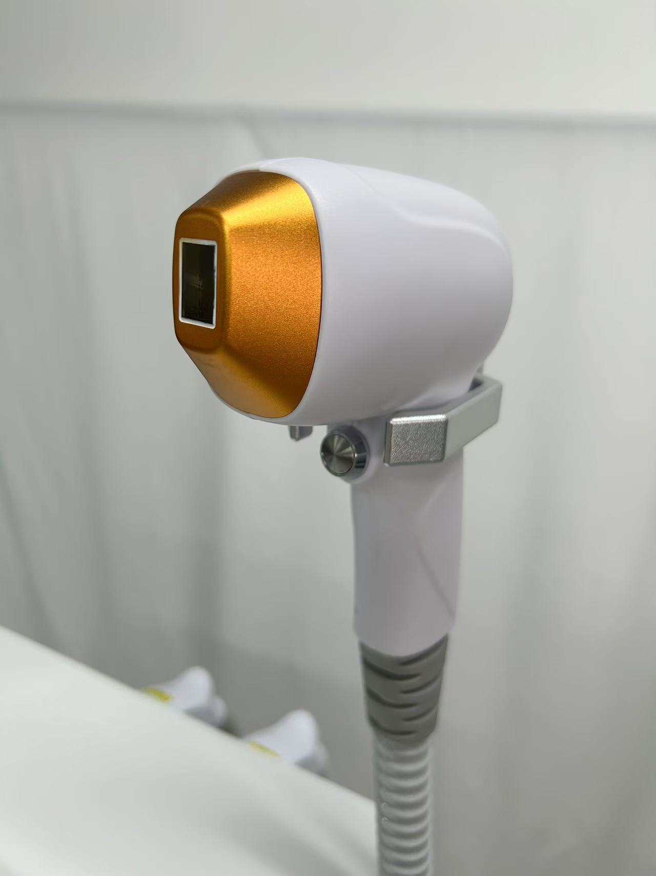 Portable Diode Laser Hair Removal Machine Triple Wavelength 755 808 1064nm Permanent Painless Hair Removal For Home Use Beauty Tool