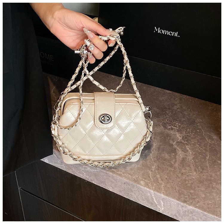 Ms. QiMeiGui's embroidered diamond-patterned small gold ball chain shoulder bag with a slanted crossbody strap and fashionable Korean-style flap 