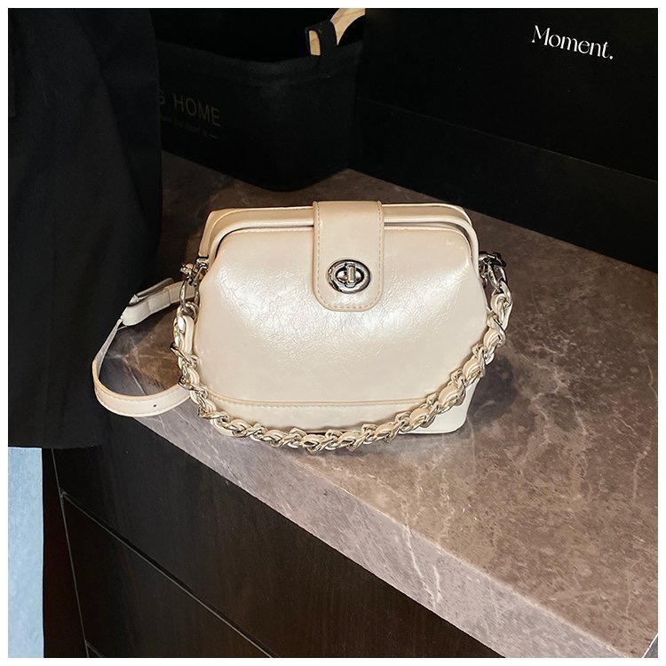 Ms. QiMeiGui's chain small golden ball oil-wax leather small bag, fashionable box bag, single shoulder crossbody bag