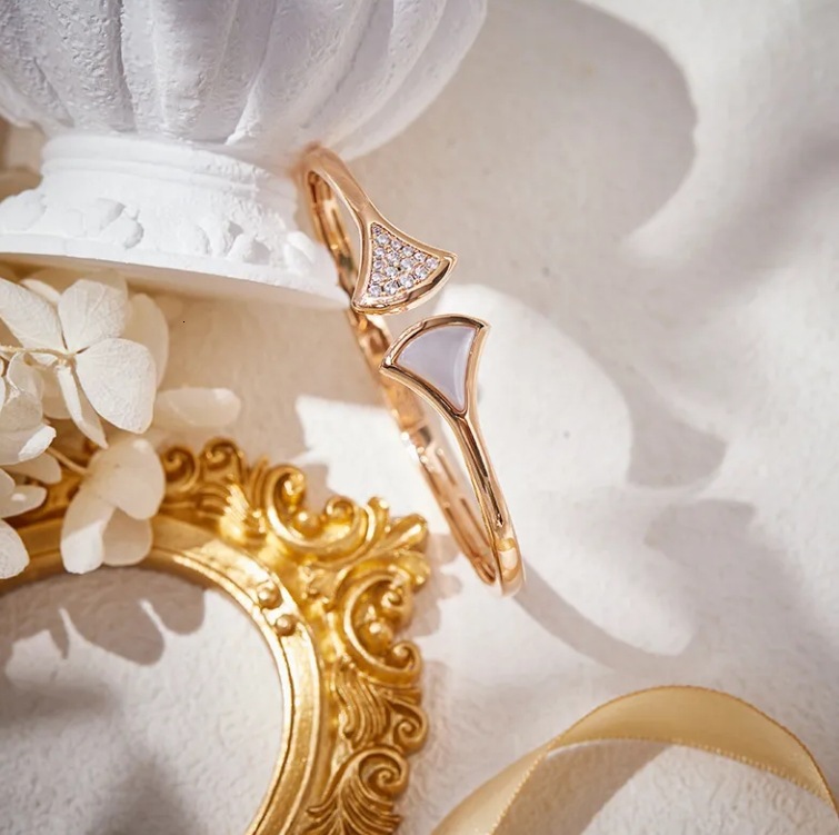 Luxury Brand Designer Jewelry High-Value Natural White Mother-Of-Pearl Malachite Fan-Shaped Bracelet Light Luxury Elegant Fan Bracelet Fashionable OL 