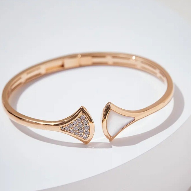 Luxury Brand Designer Jewelry High-Value Natural White Mother-Of-Pearl Malachite Fan-Shaped Bracelet Light Luxury Elegant Fan Bracelet Fashionable OL 