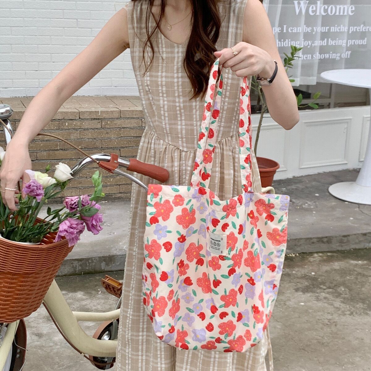 2025 autumn new floral tote bag with rose print, simple and niche bag design, canvas bag, vacation beach bag, Japanese art designer shoulder bag