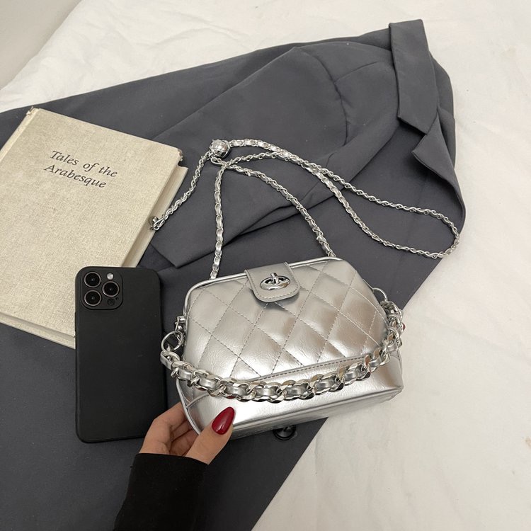 Ms. QiMeiGui's embroidered diamond-patterned small gold ball chain shoulder bag with a slanted crossbody strap and fashionable Korean-style flap 